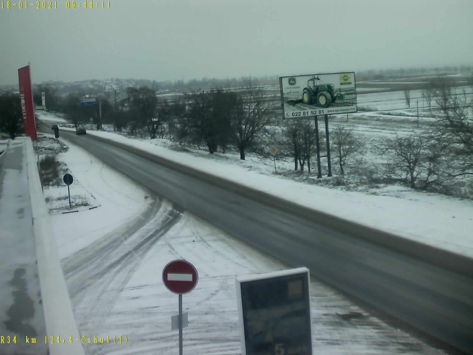 FOTO // Ninge în Moldova. Cum se circulă pe drumurile naționale și în Capitală