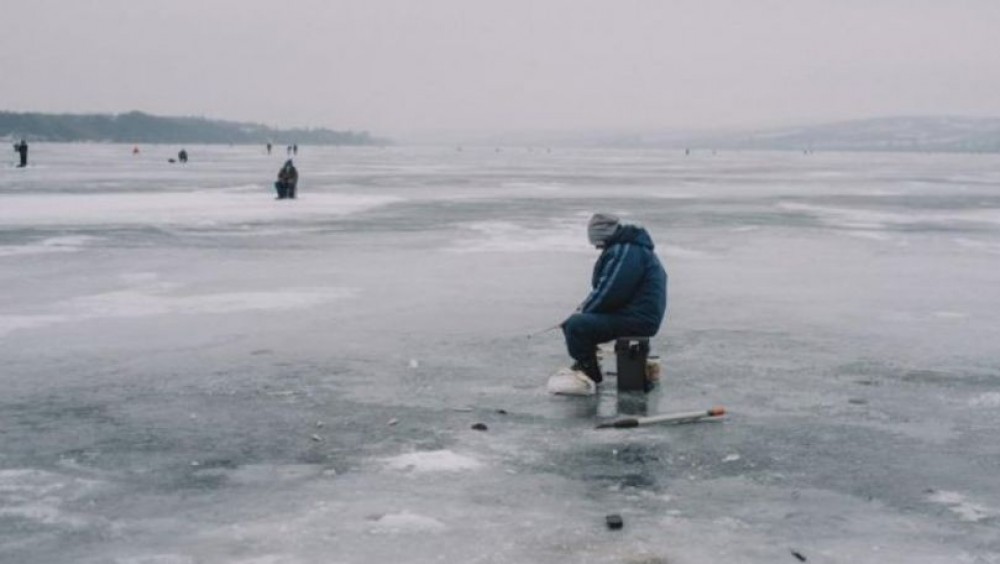 Doi pescari la un pas să se înece după ce gheaţa fragilă de pe un lac din Capitală a cedat