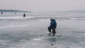 Doi pescari la un pas să se înece după ce gheaţa fragilă de pe un lac din Capitală a cedat