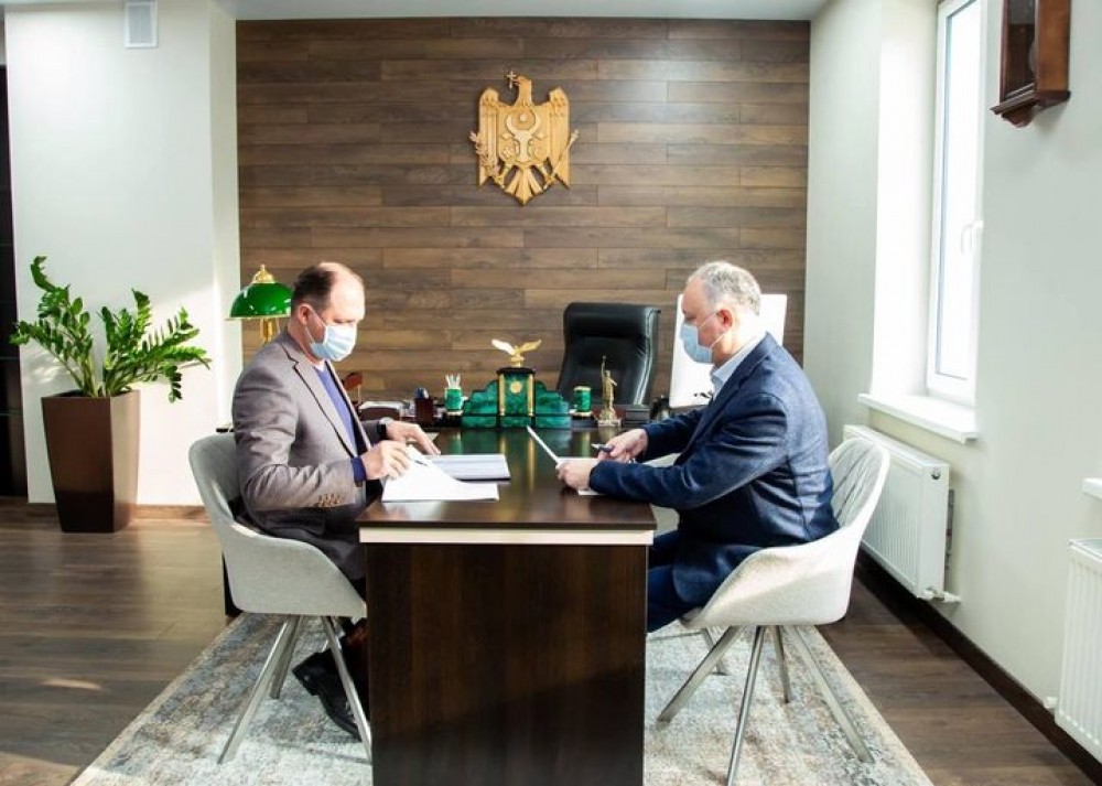 Dodon riscă o pedeapsa cu până la 15 ani de închisoare pentru că a luat setul „ca la Putin” de la Președinție