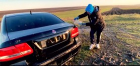 Din dorință de a deveni „POPULAR” pe internet, un moldovean și-a dat foc la mașină