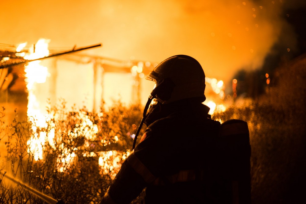 O tânără riscă să primească o pedeapsă mai gravă după ce și-a incendiat concubinul de 60 de ani