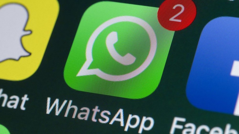 O nouă înșelătorie face ravagii pe WhatsApp. Aplicația pe care nu trebuie să o instalezi în telefon