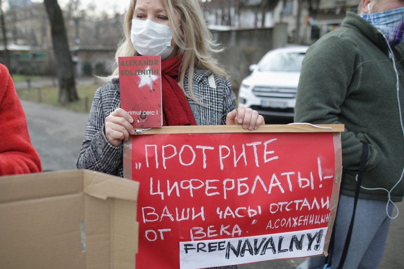 FOTO // Protest pentru eliberarea lui Navalnîi în fața Ambasadei Rusiei de la București