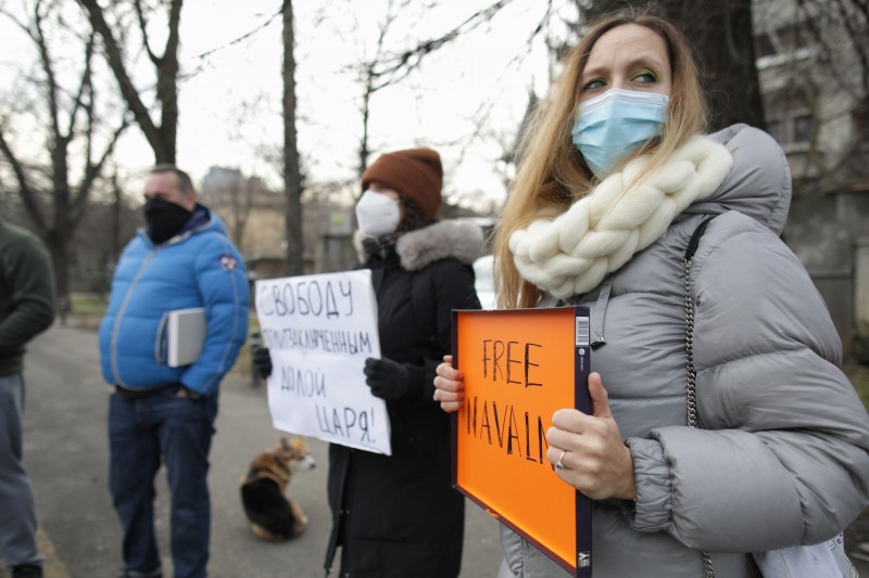 FOTO // Protest pentru eliberarea lui Navalnîi în fața Ambasadei Rusiei de la București