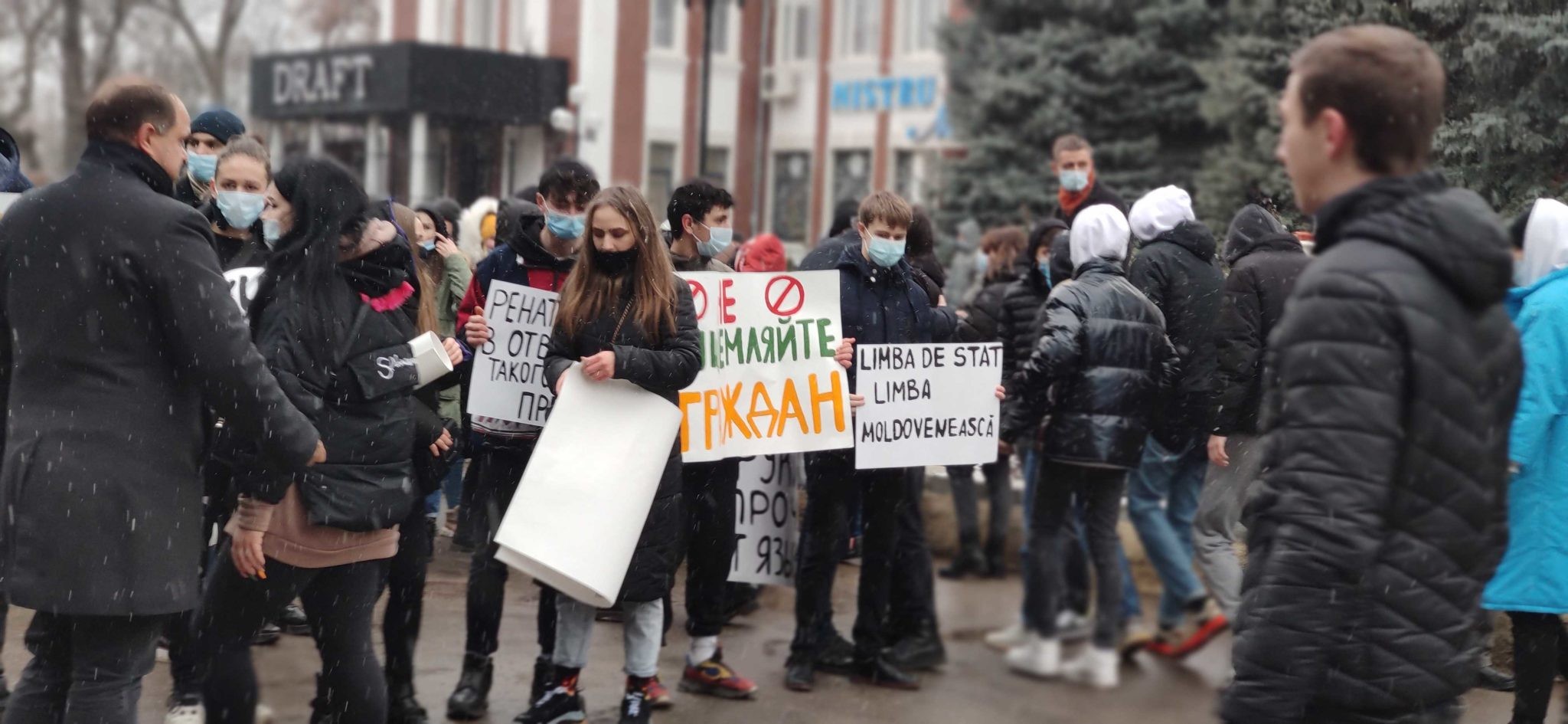 FOTO // „Întoarceți limba rusă”. Socialiștii au organizat la Bălți un protest în sprijinul limbii ruse