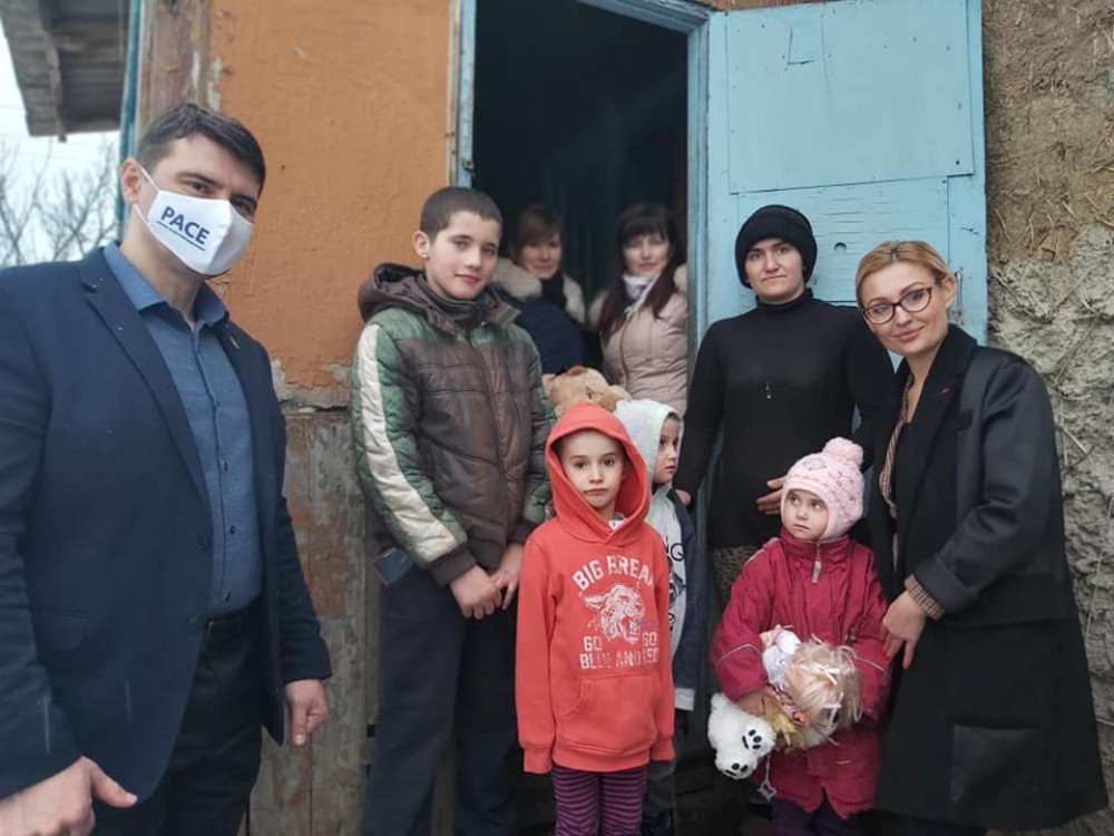 Readuc zâmbetul pe fața celor necăjiți de soartă. Caravana PACE a ajuns la o familie social vulnerabilă de la Fălești