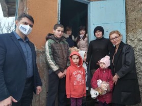 Readuc zâmbetul pe fața celor necăjiți de soartă. Caravana PACE a ajuns la o familie social vulnerabilă de la Fălești