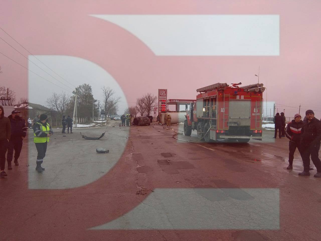 FOTO // Accident grav la Vulcănești. Un șofer a murit după ce a răsturnat o autocisternă