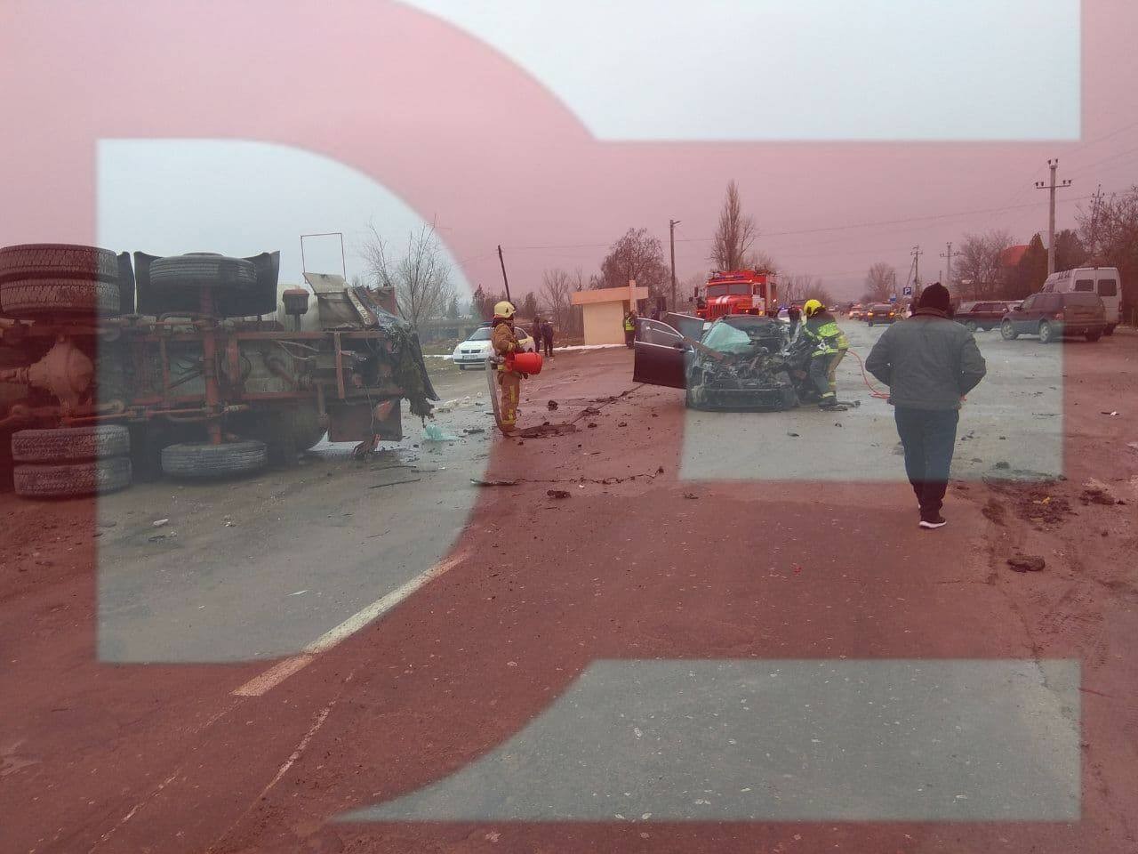 FOTO // Accident grav la Vulcănești. Un șofer a murit după ce a răsturnat o autocisternă