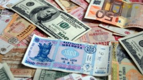LEUL moldovenesc se depreciază în raport cu Dolarul și EURO