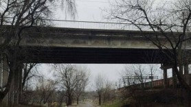 Un bărbat care dorea să se arunce de pe un pod, salvat în ultimul moment de doi polițiști din Ungheni