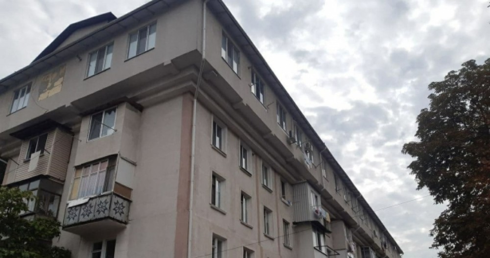 Un copil de 3 ani se află în stare gravă la spital după ce a căzut de la etajul 3 al unui bloc de locuit din Capitală
