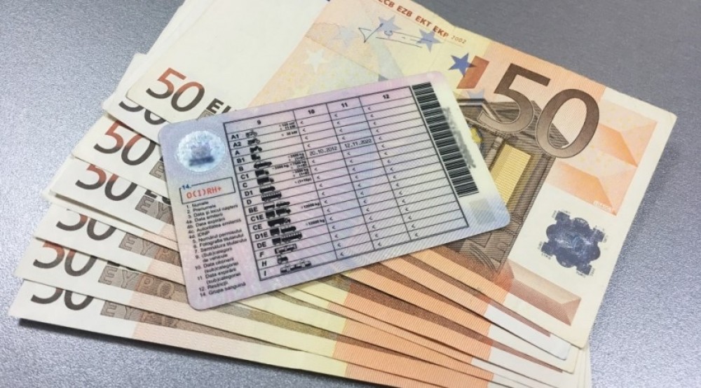 450 de EURO pentru un permis de conducere. CNA a reținut directorul filialei Chişinău a „Centrului de Pregătire a Specialiștilor pentru Armata Națională”
