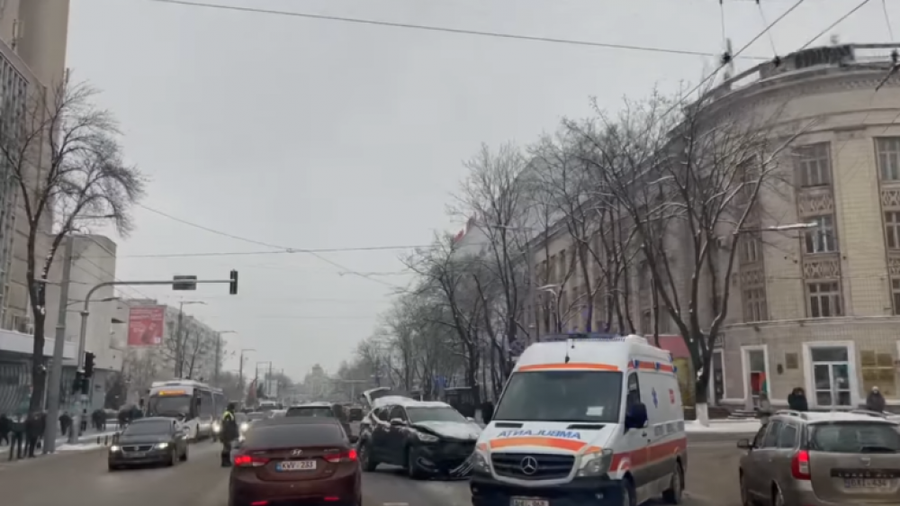VIDEO // Accident violent în centrul Chișinăului. O ambulanță ce transporta o pacientă a fost tamponată de un autoturism