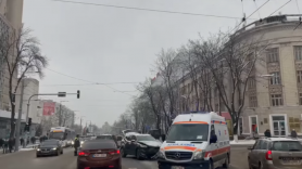 VIDEO // Accident violent în centrul Chișinăului. O ambulanță ce transporta o pacientă a fost tamponată de un autoturism