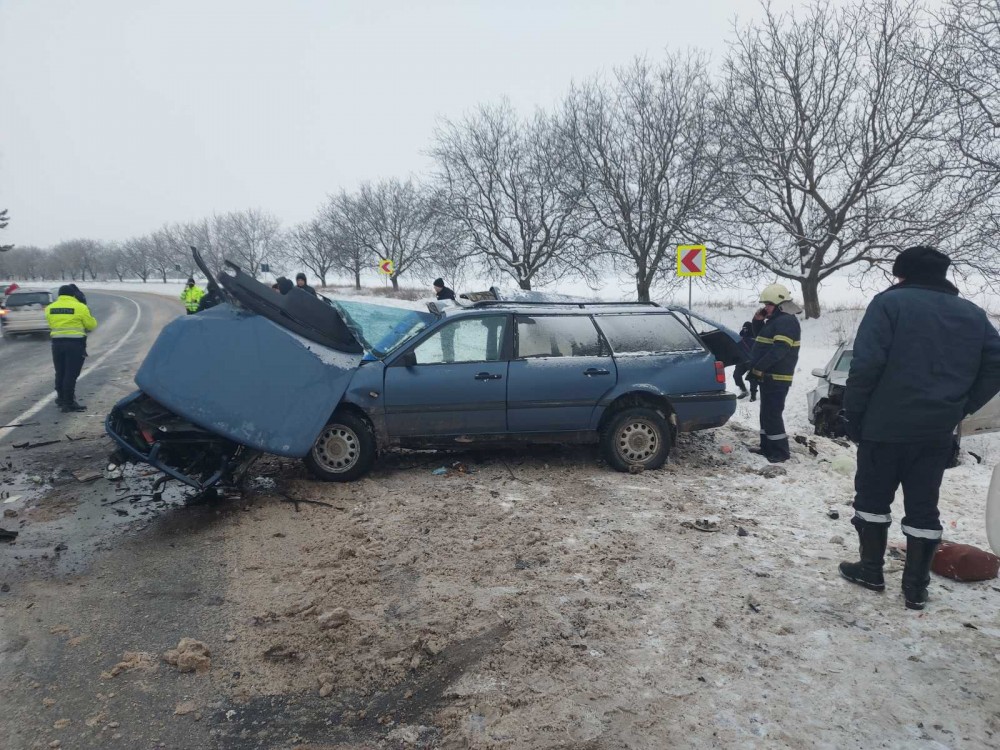 FOTO // Accident cumplit la nordul Moldovei. Două persoane decedate, altele două - rănite