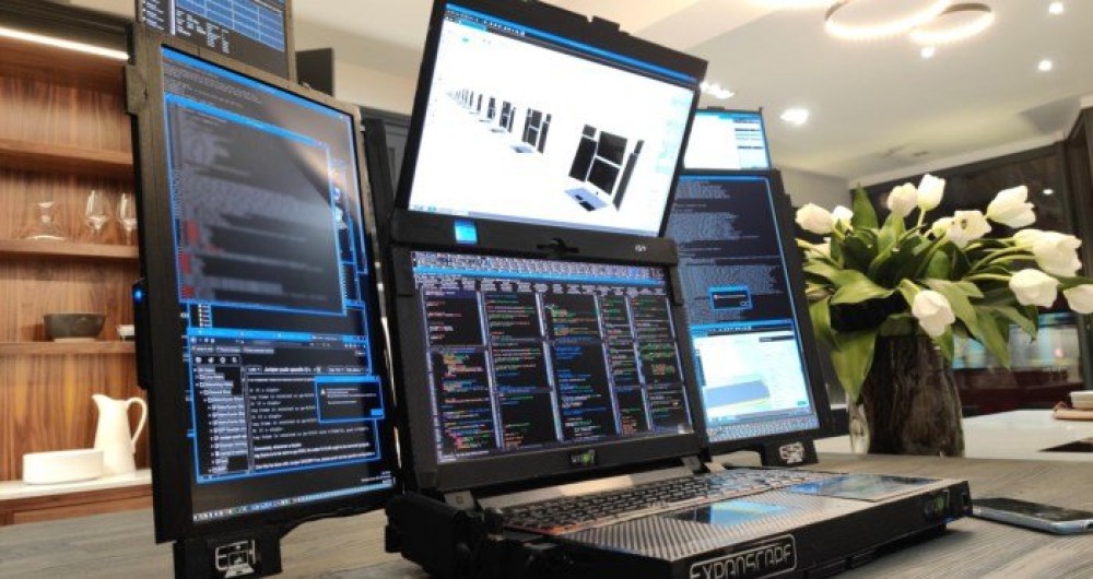 Aurora - laptopul cu şapte monitoare. O invenție desprinsă parcă din filmele Sci-Fi