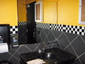 FLASH // Un bărbat a fost găsit mort în WC-ul unei pizzerii din centrul Capitalei
