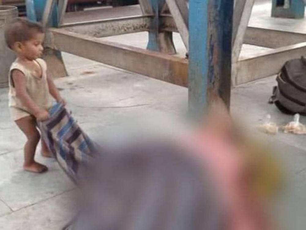 Sfâșietor! Un copil de doi ani încearcă să-și trezească mama decedată