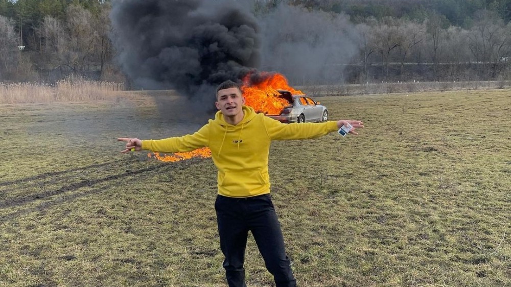 Tânărul care recent şi-a incendiat maşina va fi obligat să achite cel puţin 18 700 de euro statului