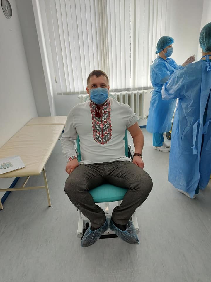 FOTO // La imunizare ca „LA SĂRBĂTOARE”. Un medic s-a vaccinat purtând o ie tradițională