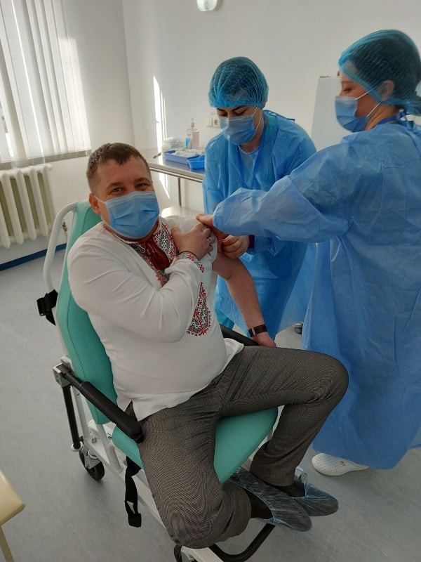 FOTO // La imunizare ca „LA SĂRBĂTOARE”. Un medic s-a vaccinat purtând o ie tradițională