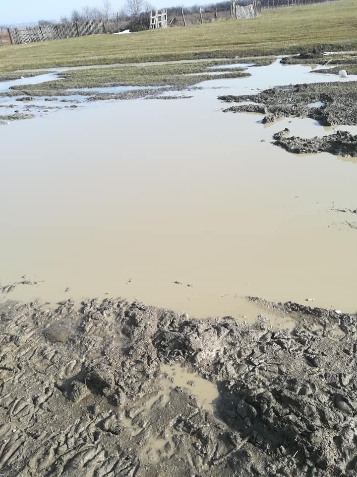 FOTO // REVOLTĂTOR! Cum arată în secolul XXI strada principală dintr-un sat din Raionul Glodeni