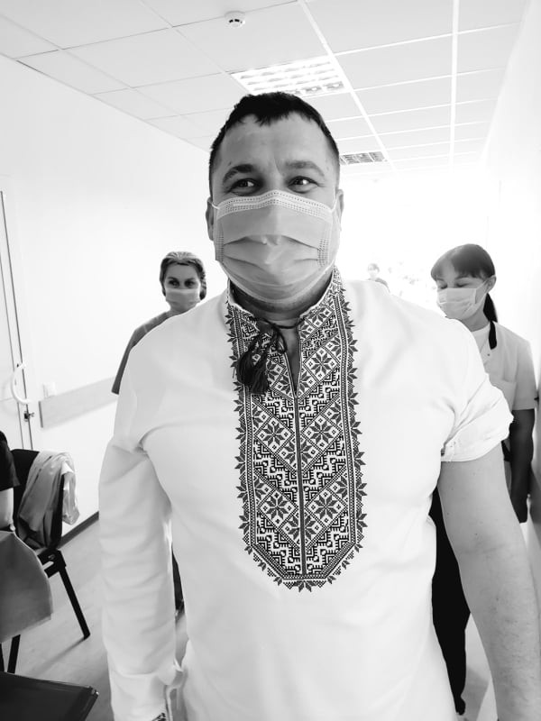 FOTO // La imunizare ca „LA SĂRBĂTOARE”. Un medic s-a vaccinat purtând o ie tradițională