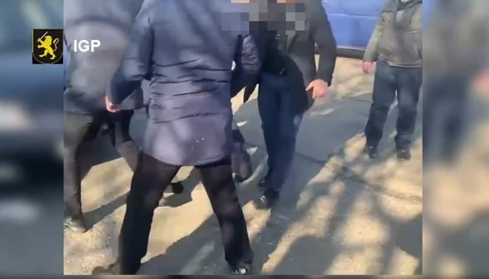 VIDEO EXCLUSIV // Momentul reținerii tânărului care a împușcat în 2 minore, în Holercani, omorând-o pe una dintre ele
