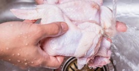 Greșeala banală care îți poate afecta sănătatea. De ce nu e bine să speli carnea de pui înainte de a o găti