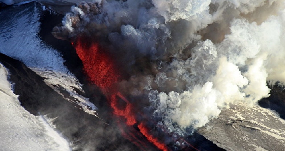 AVERTIZARE: Un vulcan din Europa pe cale să erupă. Poliția a blocat şoselele în apropierea muntelui