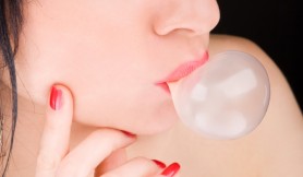 Ce se întâmplă în corpul tău dacă înghiți guma de mestecat. Se lipește de stomac?