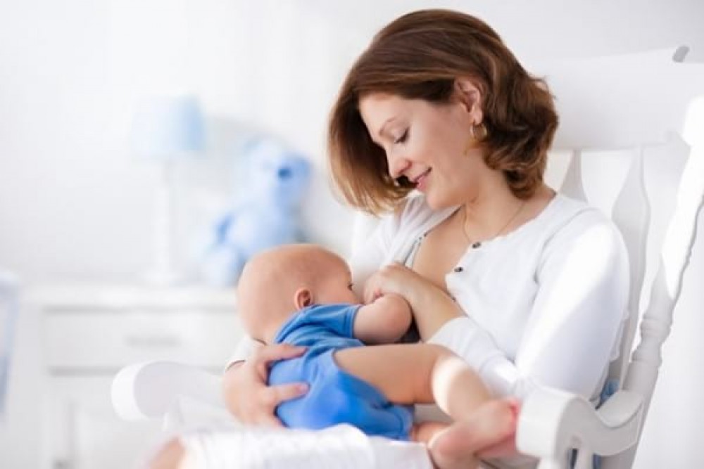 Poți să te vaccinezi împotriva COVID-19 dacă ai născut recent și alăptezi?