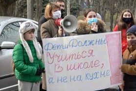 „MOR OAMENII” - răspunsul oficialilor la protestul părinților care cer ca elevii să revină la școli