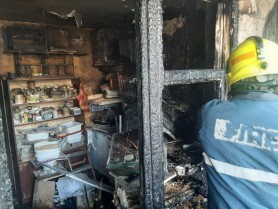 O bătrână din capitală salvată de pompieri după ce apartamentul acesteia a fost cuprins de flăcări