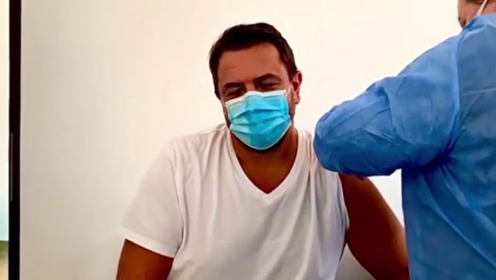 Horia Brenciu s-a vaccinat împotriva coronavirusului. „Ce nu fac eu pentru sexul frumos?!”