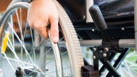 Escroci fără scrupule. Au furat banii pentru tratament ai unui tânăr din Orhei țintuit în scaunul cu rotile