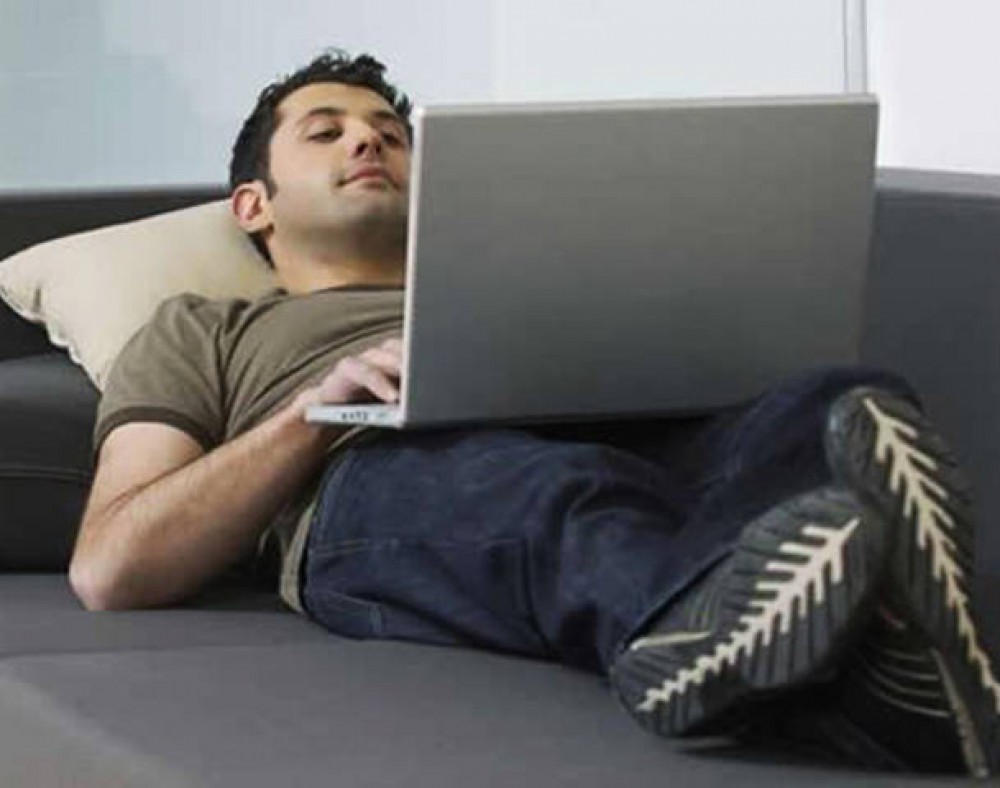 De ce nu e bine să ții laptopul pe picioare. Explicația specialiștilor