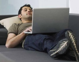 De ce nu e bine să ții laptopul pe picioare. Explicația specialiștilor