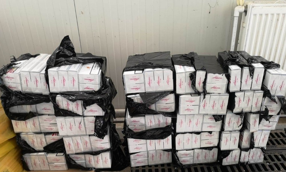 FOTO // Un moldovean a fost reținut în România cu microbuzul plin cu ţigări de contrabandă