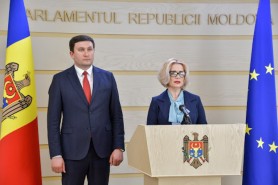 LIVE // Briefing susținut de deputații din fracțiunea PSRM, Vladimir Odnostalco și Alla Darovannaia
