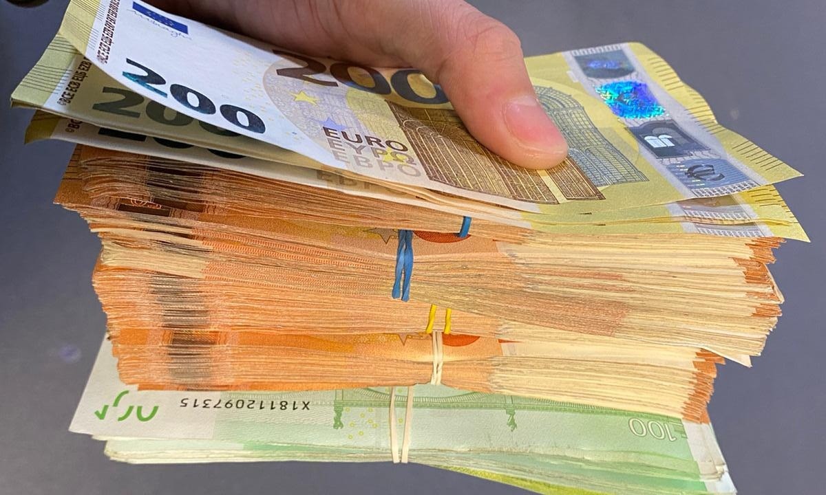 FOTO // Un moldovean a fost prins în România cu 25.350 de euro și țigări. Ce a pățit tânărul