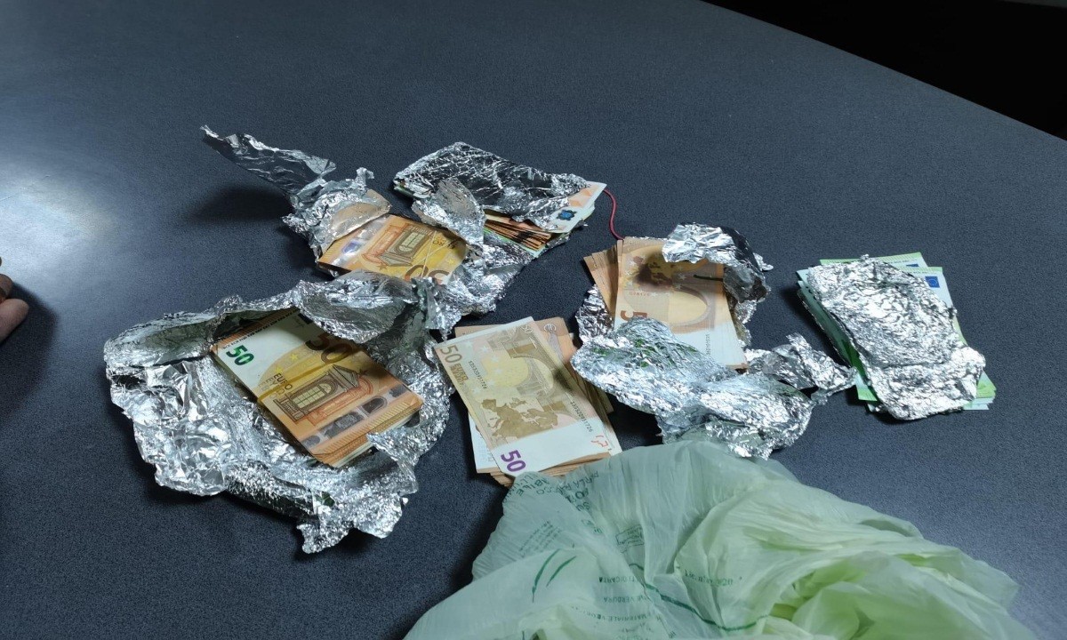 FOTO // Un moldovean a fost prins în România cu 25.350 de euro și țigări. Ce a pățit tânărul
