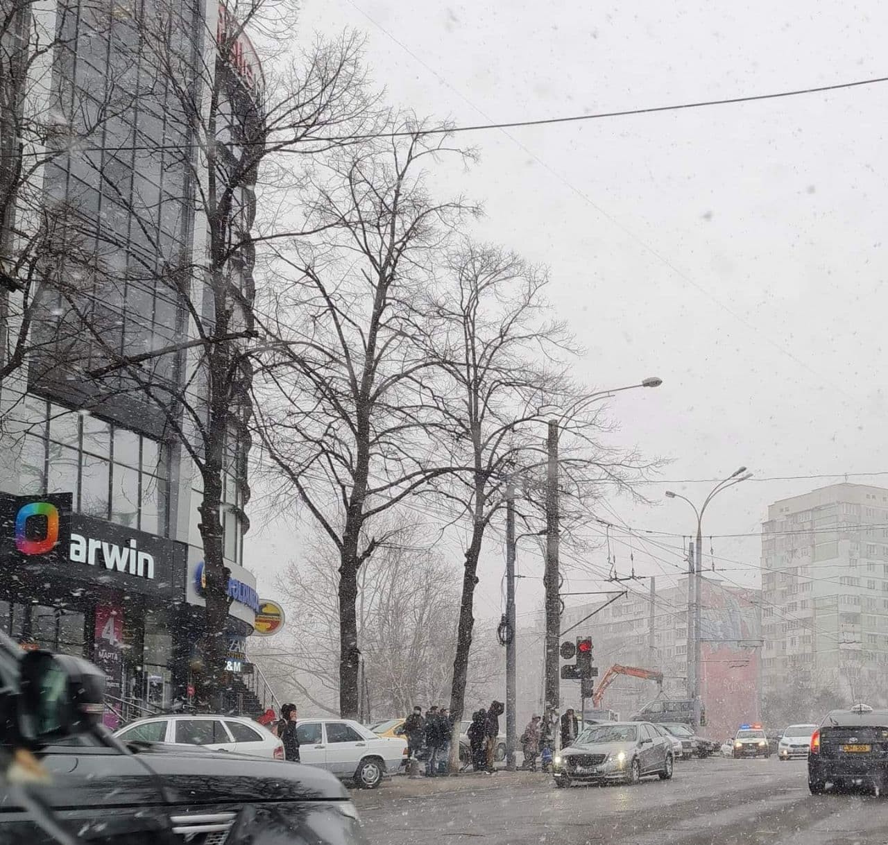 FOTO/VIDEO: Iarna a sosit atunci când trebuie să plece. NINGE în mai multe regiuni ale țării
