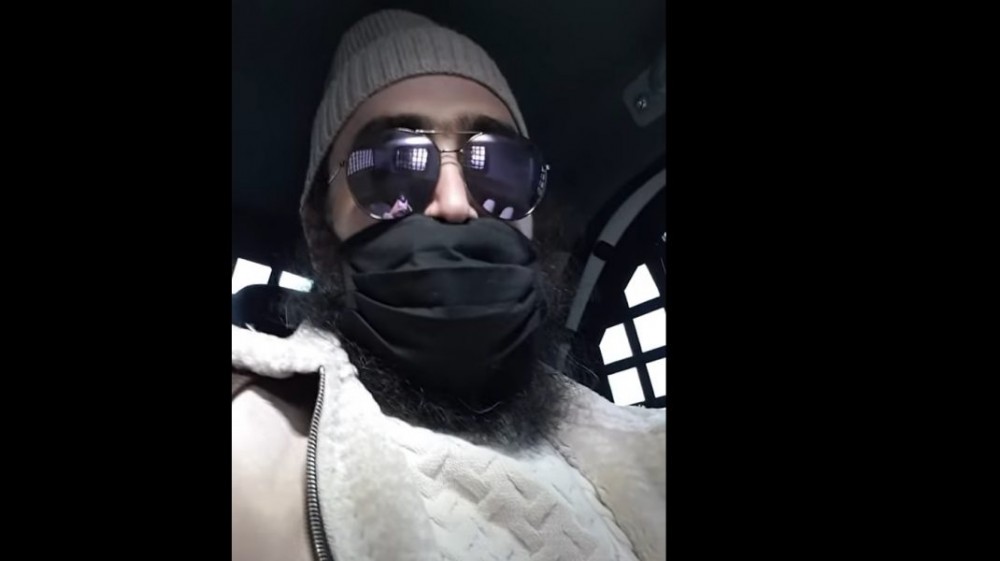 VIDEO // Un fost stareţ din regiunea Moldova suține că a fost violat. Mesajul preotului român din mașina poliției