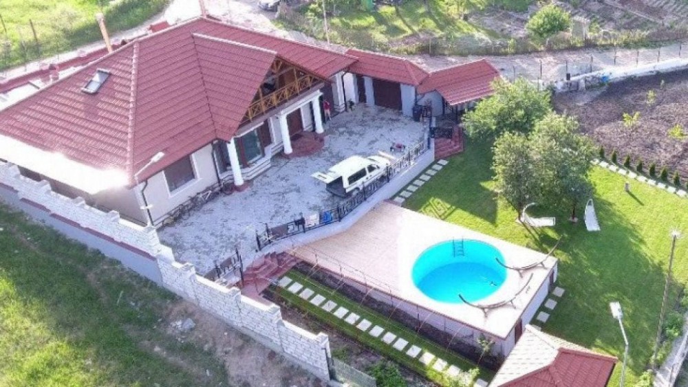 VIDEO // Gheorghe Cavcaliuc și-a arătat „LUXUL” în care trăiește: Ca în sat, cine trăiește la țară?