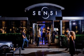 Peste tot e virus, numai nu la SENSI. Alcool și dansuri într-un local din Capitală, în timp ce medicii sunt la pământ