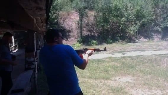 FOTO // Primarul Municipiului Bălți se pregătește de „REVOLUȚIE”? Usatîi surprins împușcând din arme automate