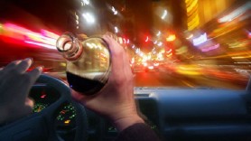 O bătrână de 71 de ani a fost prinsă beată la volan
